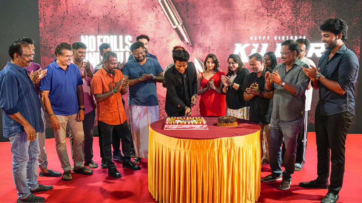 KingOfKollywud's tweet photo. Our warmest wishes to @iam_SJSuryah on his birthday! 🎂🎉🎈Celebrations were in full swing on the #Killer sets and we're loving these birthday snapshots 📸❤️ Happy Birthday!

@johnsoncinepro

#HBDSJSuryah #killerfirstlook https://t.co/LeaDulfiIT