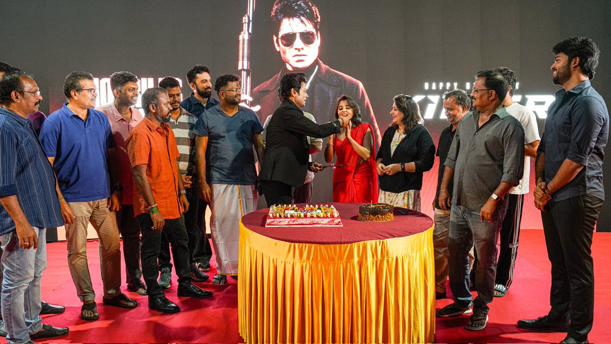 KingOfKollywud's tweet photo. Our warmest wishes to @iam_SJSuryah on his birthday! 🎂🎉🎈Celebrations were in full swing on the #Killer sets and we're loving these birthday snapshots 📸❤️ Happy Birthday!

@johnsoncinepro

#HBDSJSuryah #killerfirstlook https://t.co/LeaDulfiIT