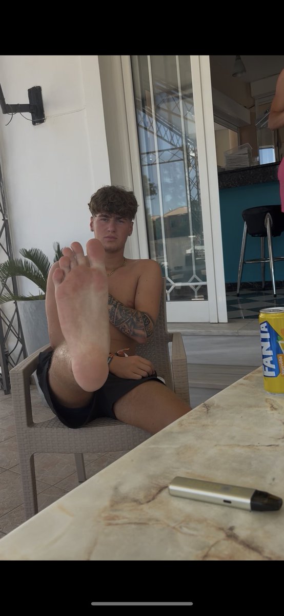 Took a little break but am back and better than ever ready to take over your mind with my soles 😈

Get in my DMs and serve.