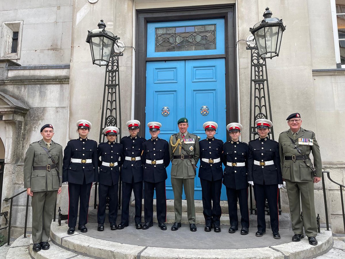 GlobenLaurel's tweet image. On 16th Jul CGRM – Gen Sir Gwyn Jenkins KCB OBE ADC RM was at Stationers’ Hall for VVIP lunch where HM The Queen attended. Also there, Leigh Stationers Academy CCF. CGRM took opportunity to chat 2 cadets & instructors 2 learn about the relatively new unit & how it is thriving.