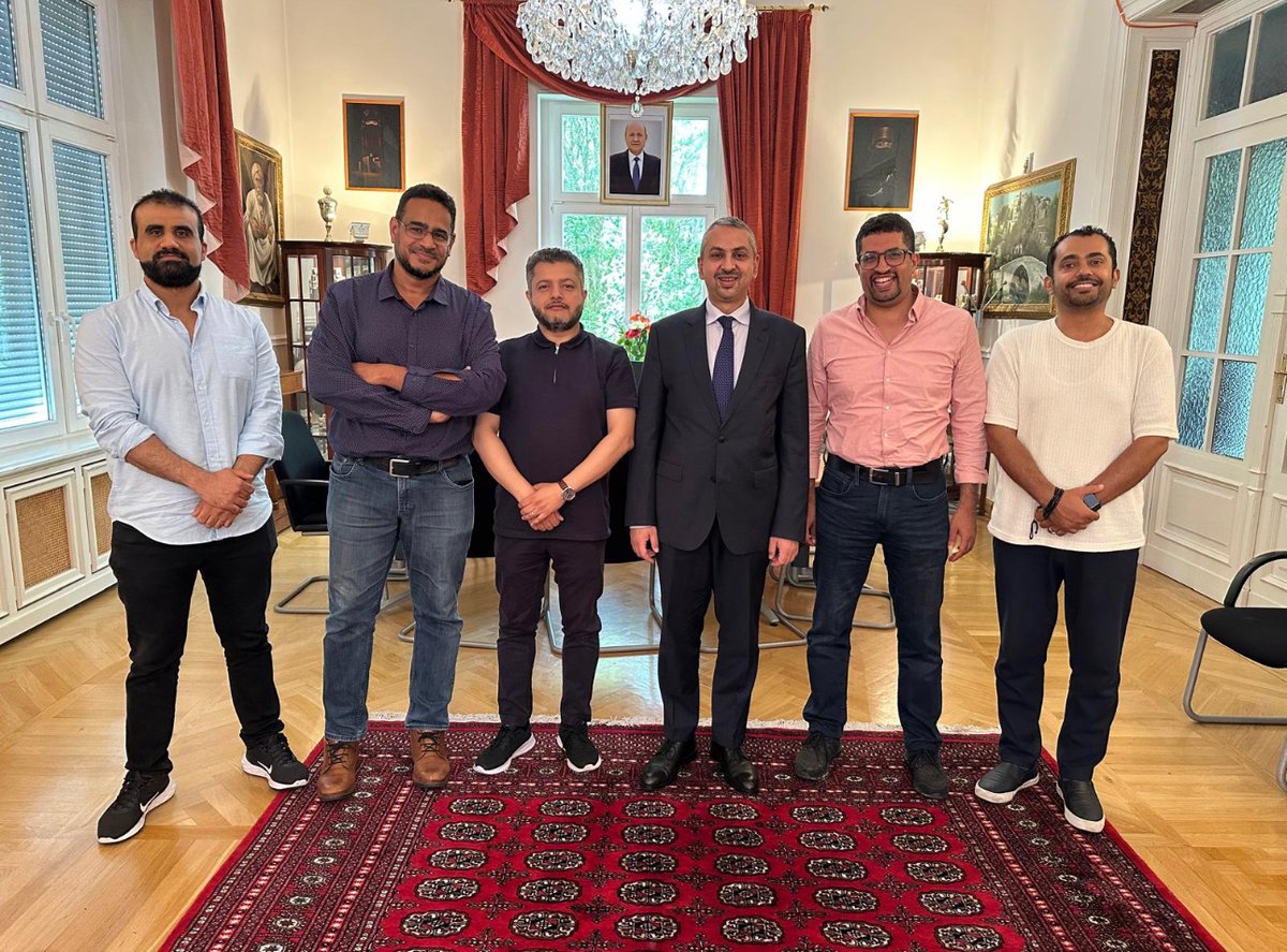 EmbassyYemen's tweet image. لقاء للسفير لؤي الارياني مع اعضاء في الاحزاب السياسية الالمانية من ابناء الجالية اليمنية.
التقى السفير لؤي يحيى الارياني بعدد من الاعضاء في الاحزاب السياسية الالمانية من ابناء الجالية اليمنية في المانيا.
وفي اللقاء تم مناقشة الحياة السياسية والحزبية في المانيا واستمع السفير لشرح…