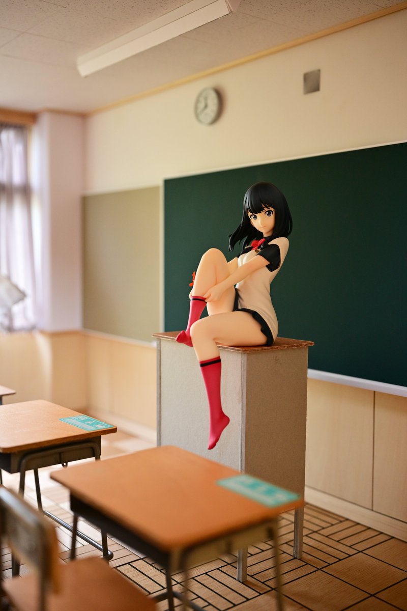 NoseHairX2's tweet image. 3連休は休みがあまり取れず、東京フィギュアの展示会も行けませんでしたが、野良仕事をしたほか、教室ジオラマに配置する教卓をほぼ完成させることができました。
教卓が配置されることにより、教室感が一層アップした気がします。
