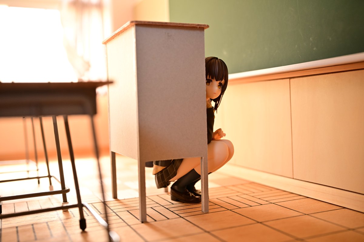 NoseHairX2's tweet image. 3連休は休みがあまり取れず、東京フィギュアの展示会も行けませんでしたが、野良仕事をしたほか、教室ジオラマに配置する教卓をほぼ完成させることができました。
教卓が配置されることにより、教室感が一層アップした気がします。