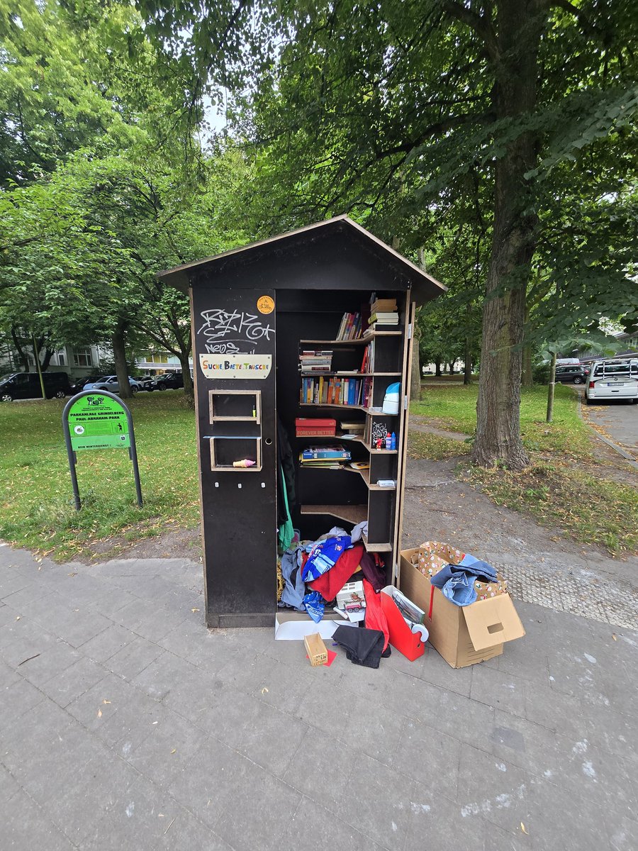 Pete_HeavyRain's tweet image. You find these everywhere in Hamburg. It's a little book exchange library and place where you can put things you no longer need, so others can have them.