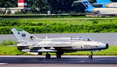 MartinRosenkra3's tweet image. Bangladesh. Beim Absturz eines F-7BGI Jets der bangladeschischen Luftwaffe in ein Schulgebäude in der Hauptstadt Dhaka wurden 19 Menschen getötet und mehr als 100 verletzt.
Die F-7BGI ist eine zweisitzige Variante einer chinesische Kopie einer sowjetischen MiG-21.