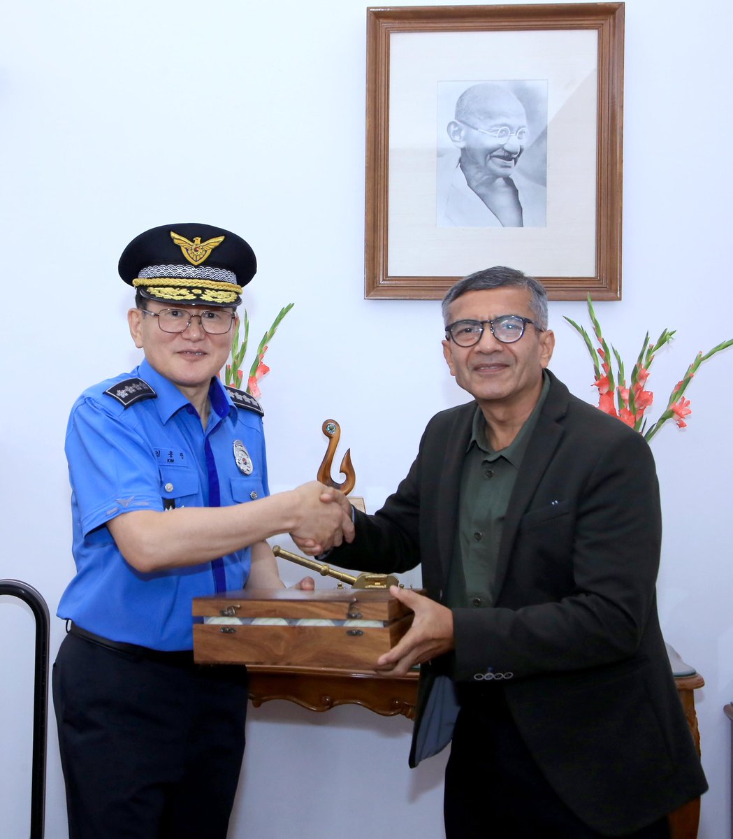 prodefencejammu's tweet image. Commissioner General Kim Yong-Jin of #CoastGuard, Republic of Korea today called on Defence Secretary Shri Rajesh Kumar Singh. Both sides discussed enhancing India–RoK Coast Guard cooperation, with focus on Search & Rescue and Maritime Pollution response.
@DefenceMinIndia…