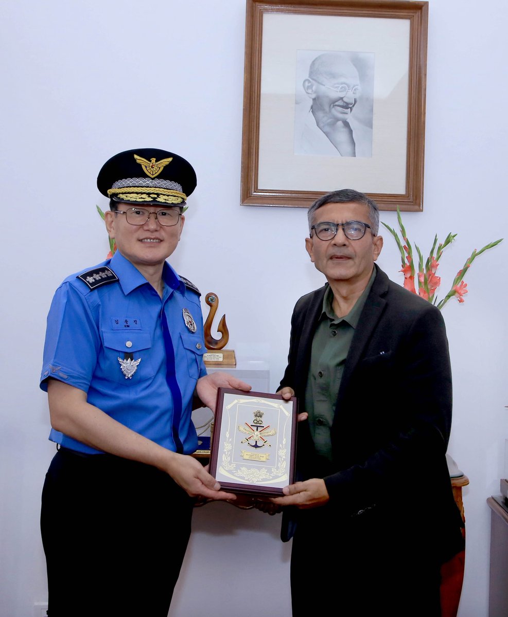 prodefencejammu's tweet image. Commissioner General Kim Yong-Jin of #CoastGuard, Republic of Korea today called on Defence Secretary Shri Rajesh Kumar Singh. Both sides discussed enhancing India–RoK Coast Guard cooperation, with focus on Search & Rescue and Maritime Pollution response.
@DefenceMinIndia…