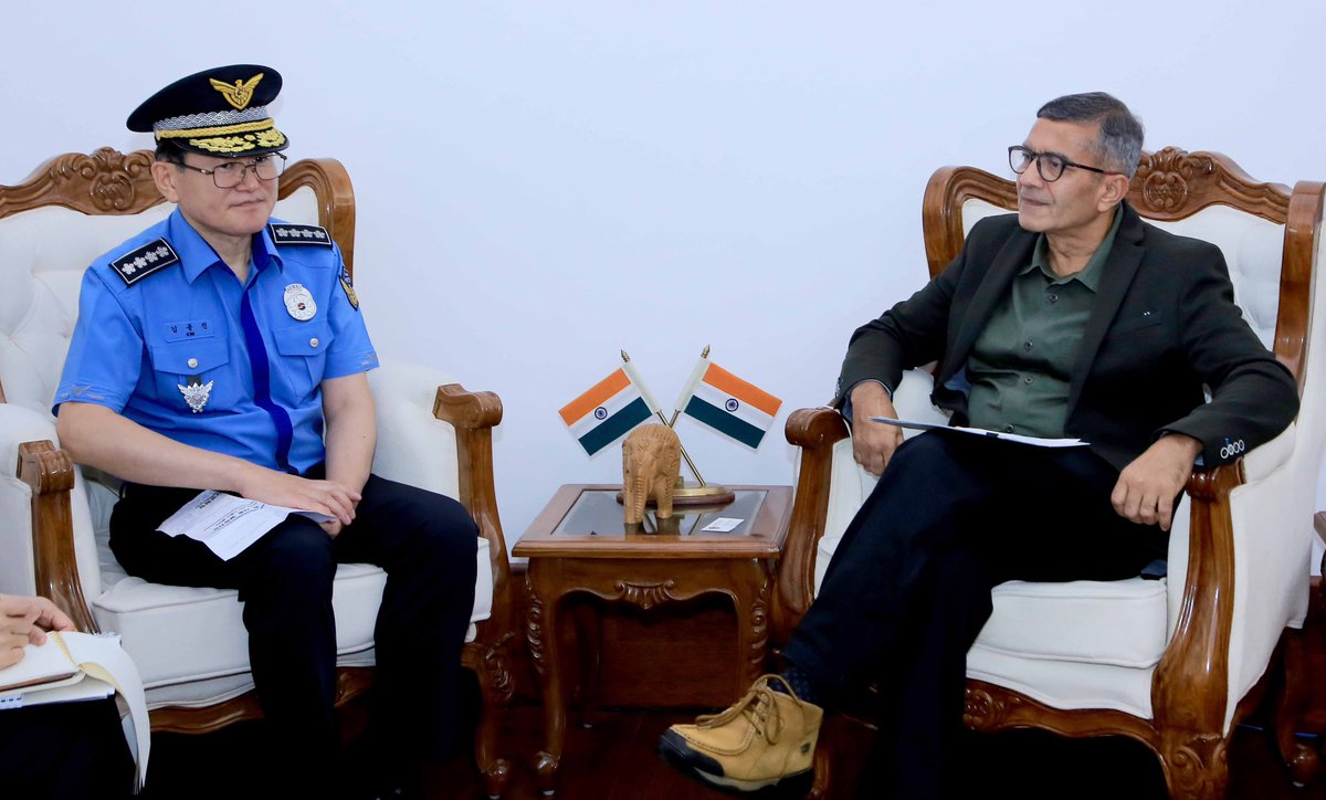 prodefencejammu's tweet image. Commissioner General Kim Yong-Jin of #CoastGuard, Republic of Korea today called on Defence Secretary Shri Rajesh Kumar Singh. Both sides discussed enhancing India–RoK Coast Guard cooperation, with focus on Search & Rescue and Maritime Pollution response.
@DefenceMinIndia…