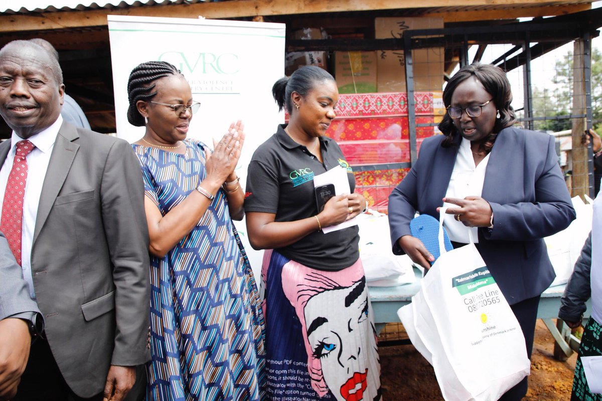 GVRC Kenya (@gvrckenya) on Twitter photo Powering Protection. Restoring Hope. 💛
Our Executive Director, alongside the CS for Gender, @hannawendotcheptumo and <a href="/PsgAnneWangombe/">PS Anne Wang’ombe</a> officially handed over shelter supplies to a Children’s Home
>>> Powering Protection. Restoring Hope. 💛
Our Executive Director, alongside the CS for Gender, @hannawendotcheptumo and <a href="/PsgAnneWangombe/">PS Anne Wang’ombe</a> officially handed over shelter supplies to a Children’s Home
>>>