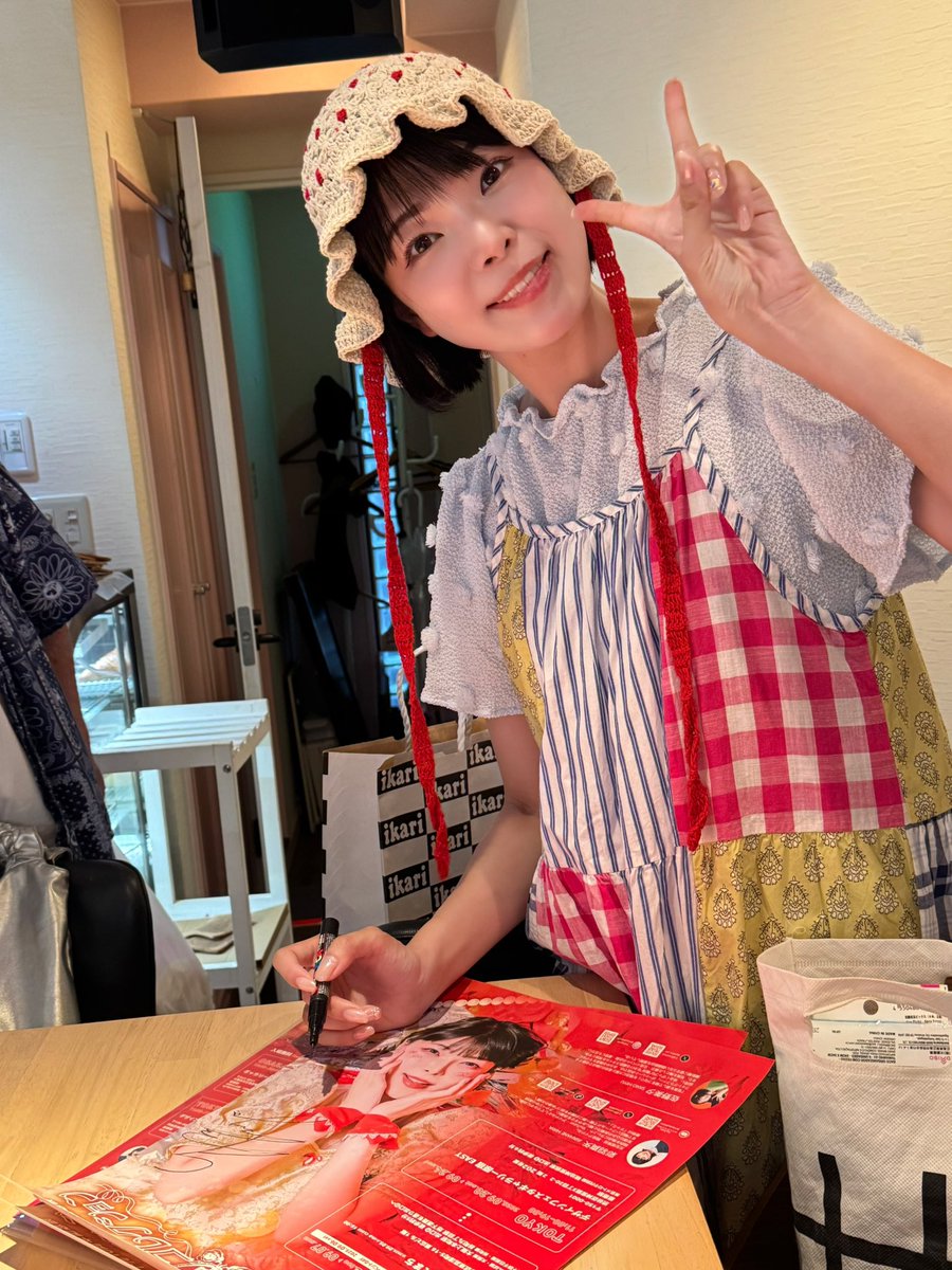yokkoi_set's tweet photo. ポスターとフライヤーが出来ました🌹💎

早速パンタジアさんにポスターを貼らせていただきました🩰❕

チャミさんも開店前に来てくださったので、ふたりでサインを書きました✍️
感謝です🙏🥹 https://t.co/Up19UQpEwr