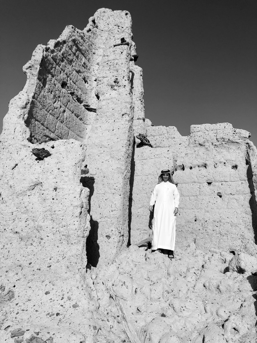 sf_almlhem's tweet photo. الشيخ شافي بن عبدالمحسن بن ملحم ، راعي الفرعة في #جاش يقف شامخًا بين أطلال قصر #مشرف العريق حيث يتجلّى عبقُ التاريخ وتنبعث هيبة المكان ممتدةً على مدى ثلاثة قرون من الشموخ .

هنا في بيت الطين العتيق تتحدث الذاكرة عن حكايا المواقف وعن رجالٍ نشأوا من هذه الأرض المباركة وجذورها الراسخة .