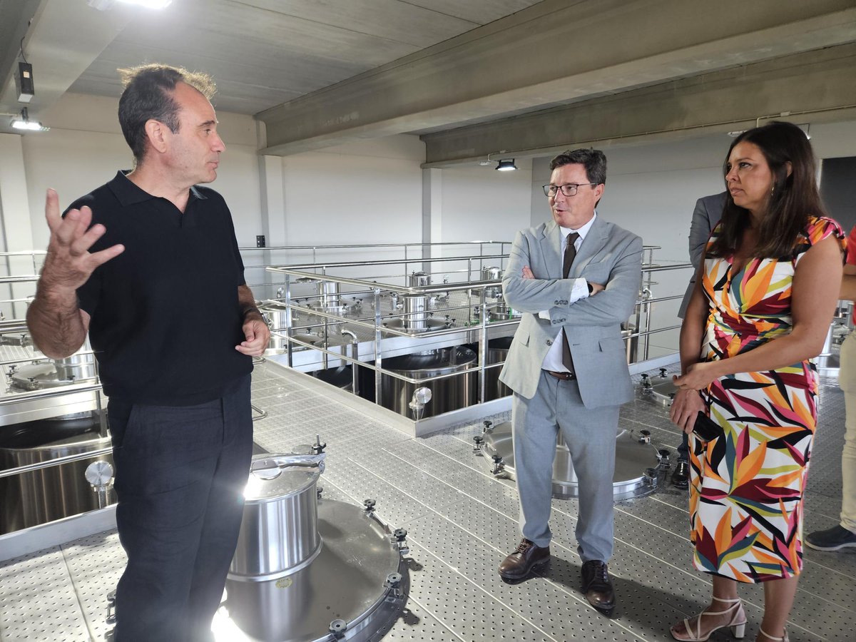 🗣️🍷 El consejero de Economía destaca la apuesta por la innovación, sostenibilidad y proyección internacional del vino extremeño de Pago de los Balancines.

✅ La bodega celebrará en 2026 su vigésimo aniversario, consolidando dos décadas de compromiso con la tierra, los avances y