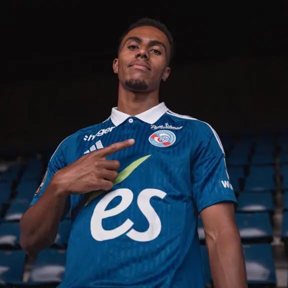 FabrizioRomano's tweet photo. 🚨🔴⚫️ AC Milan improved their bid for Pervis Estupinan with talks underway as Jorge Mendes is working on the deal.

Understand AC Milan also remain keen on signing Guela Doué in case Strasbourg will reduce price tag request. https://t.co/JMeLi0zGZV