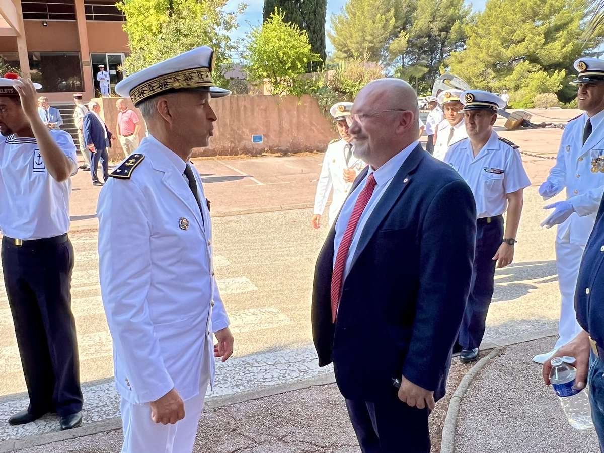 Boccaletti83's tweet image. ⚓️ Ce n’est pas sans émotion que le contre-amiral Guillaume Merveilleux du Vignaux a transmis le commandement du Pôle Écoles Méditerranée au contre-amiral David Samson.
👏 Bravo à cet homme qui a servi la France pendant 35 années et qui, depuis 3 ans, a commandé ce berceau de la…