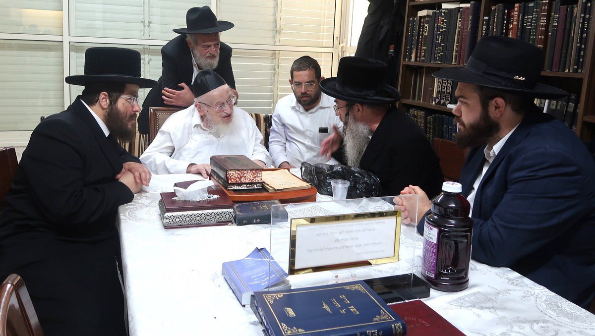 Israelcohen911's tweet image. מעמד 'לחיים' לרגל יסוד לבית ההוראה 'בירורי חיים' במעונו של רבינו הגדול מרן ראש הישיבה הגרמ"צ ברגמן בהשתתפות ראש בית ההוראה הגאון רבי חיים שלום הלוי סגל וחברי מורי ההוראה הרה"ג רבי ישראל רוזנטל רב ביהכ"נ הגדול בגבעתיים, והרה"ג רבי גמליאל הכהן רבינוביץ מח"ס גם אני אודך (צילום: מ.…