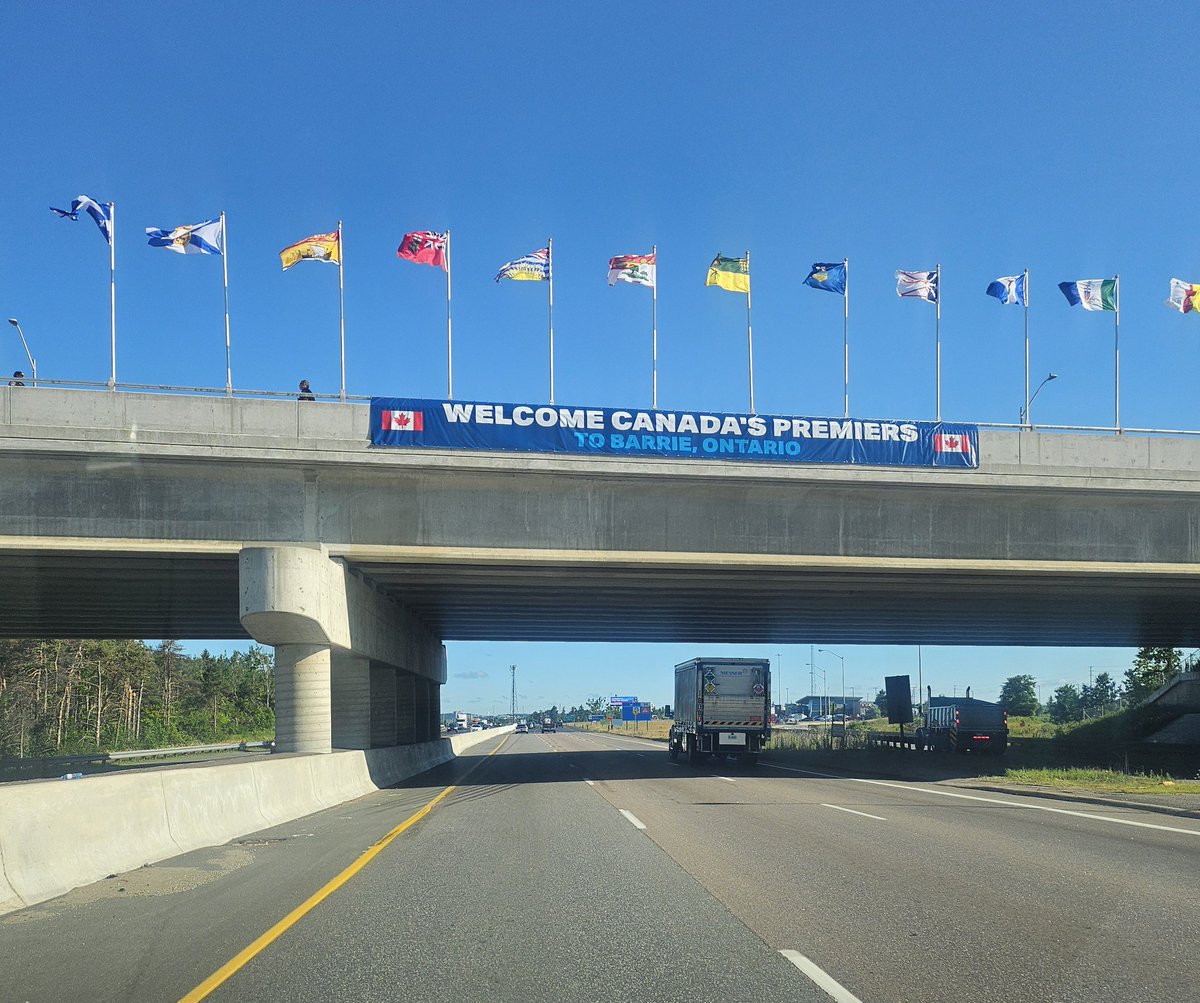 isaaccallan's tweet image. Canada's premiers are heading north to cottage country for three days of meetings, including with Prime Minister Mark Carney.
Flags and a big banner welcome them as they pass through Barrie. #OnPoli