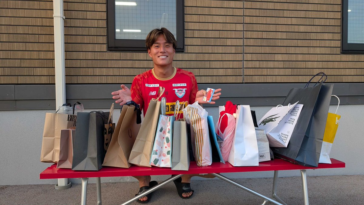 EG_kyuoki's tweet image. 「こんなに頂いたのは初めて」と圧巻のプレゼントを前に笑顔の #泉森涼太 選手。誕生日の21日が祝日ということで大勢のサポーターが練習見学に訪れ、誕プレを贈られていました。26歳の抱負については「J1昇格!…もちろん、鳥栖で」
(エルゴラ鳥栖担当:杉山文宣)#sagantosu