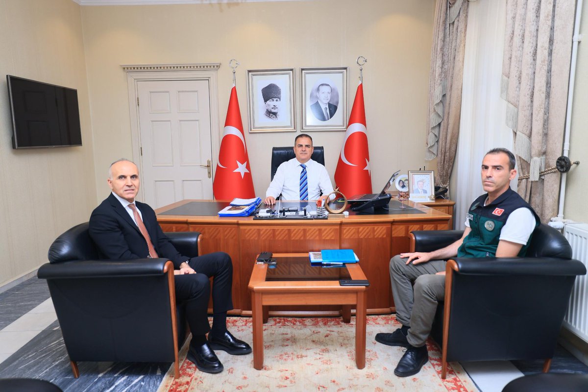 DSİ. 21. Bölge Müdürü Birol Çınar ile Bölge Müdür Yardımcısı Muzaffer Gömleksiz Valimiz Sayın Dr. İdris Akbıyık'ı ziyaret etti. 

Devlet Su İşlerinin ilimizde yaptığı çalışmalarla ilgili bilgi alan Valimiz Sayın Dr. İdris Akbıyık yapılması planlanan işler ve projeler hakkında
