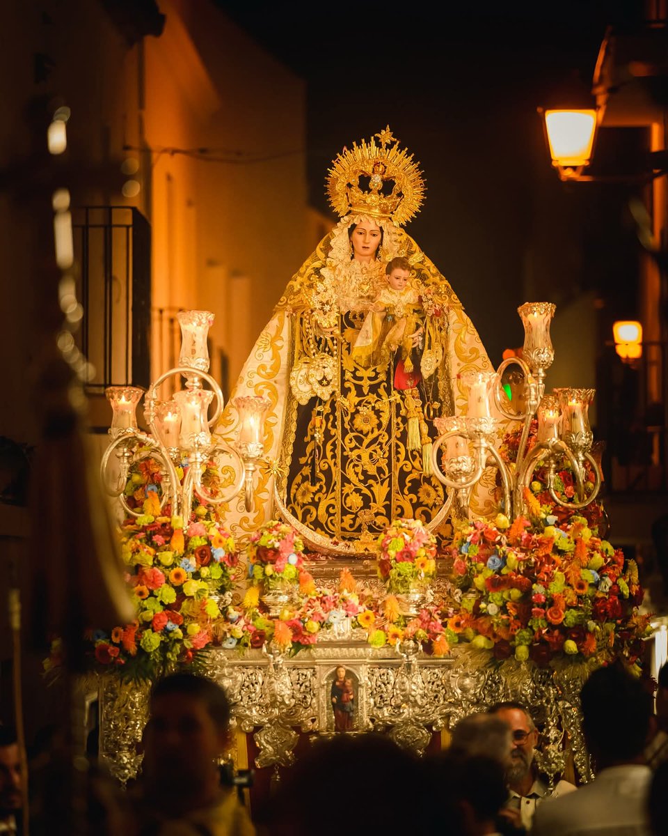 Llevas un manto de estrellas
y un suspiro en el andar,
pura como la espuma
y dulce como la sal.

Estrella que nunca duerme,
luz que al alma hace soñar,
guía a los que van remando
y a los que no volverán. 🤎⚓