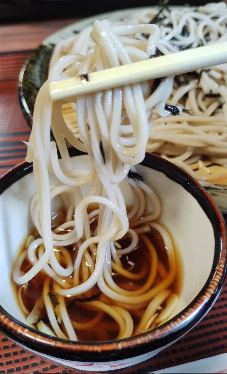 mzkatz1413's tweet image. おひるごはんは紅竹さん。
あっさりとざるそばを。
そば湯もいただいて、最後まで堪能。
渓流そばは食べていないけど
ゆるキャンステッカーを購入。
渓流そばも気になるけど
自然薯の季節になったら
とろろ蕎麦も良いだろうなあ。