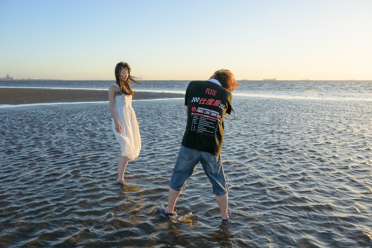 kono_hideki's tweet photo. 📷ポートレートで“物語”を感じさせたいとき、
強く意識しているのが「目線の外し方」です。

カメラ目線には、力強さやストレートな感情がありますが、
目線を外すことで生まれる“余白”には、不思議な引力があります。

ふと何かを見つめる横顔、遠くを見ている視線の先――
そこに“なにを思っているのだろう”という想像の余地が生まれ写真に深みと余韻が加わります。

目線の角度や高さも実は重要で、わずかに見上げるだけで希望や憧れが、見下ろすことで憂いや静けさが滲んでくるこ���もあります。
僕は撮影中「あの電信柱の真ん中をボォーッと見て」とか「目線だけ少し左へ流してみて」など、“見る”ではなく“感じる”方向へ視線の誘導をお願いする事がよくあります。

今までの回では撮り手の気づきを促す狙いもあってテーマを分割してお伝えしてきました。最初から全てこなせる人なんていませんし､ここではポートレート撮影に興味のある初心者さんにお伝えするものでした🔰ここからは組み合わせでその効果が一層高まってきます。目線の外し方と「顔の角度」の組み合わせで無限に演出が可能にできますので複合技でより素敵なシーンを狙って下さい📸
──

目の動きって、ほんの少しのことなんですがそこに“ドラマ”が生まれる瞬間でもあります📖✨

これも僕の経験に基づく感覚なので、参考程度にしていただけたら。
違う考ええや視点で精進されている方は、そっとスルーしてくださいね😊

ちょうど頂いたばかりの写真がいい感じなので追加で添えて見ました。（撮影者@toshiPiP��
反応が多ければ、また次のテーマも🤣

#ポートレートのコツ #目線の魔法 #写真に物語を #NikonZ9
#写真好きな人と繋がりたい