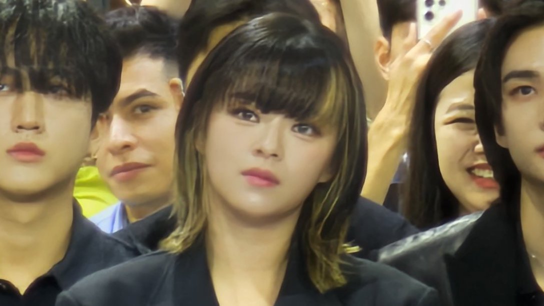todayintwice's tweet image. 2 years ago today, JEONGYEON attended the Samsung Galaxy Unpacked Event.