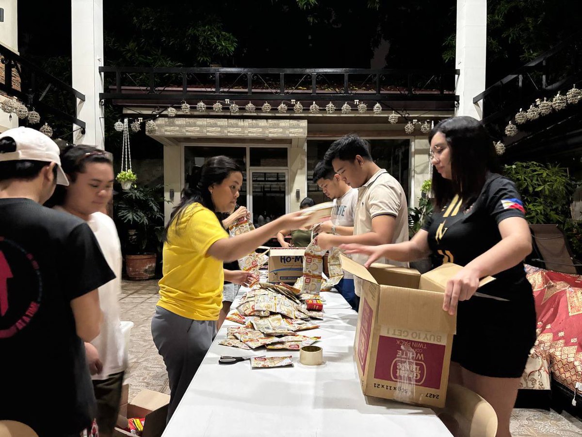 angatbuhay_ph's tweet photo. #AngatBayanihanInAction: Nagsimula nang mamahagi ng food packs ang Angat Taytay, bahagi ng Angat Bayanihan Volunteer Network, sa Brgy. San Juan, Taytay, Rizal na apektado ng #CrisingPH at ng malakas at tuloy-tuloy na pag-ulan na dala ng habagat. https://t.co/TcCX6kVPri