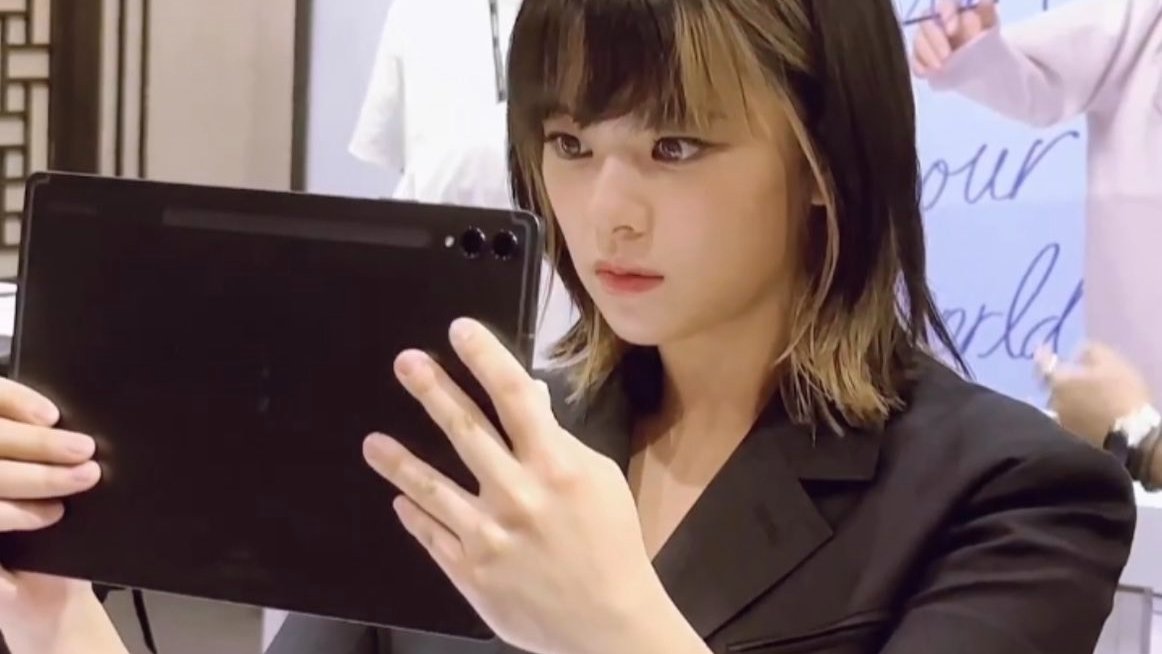 todayintwice's tweet image. 2 years ago today, JEONGYEON attended the Samsung Galaxy Unpacked Event.