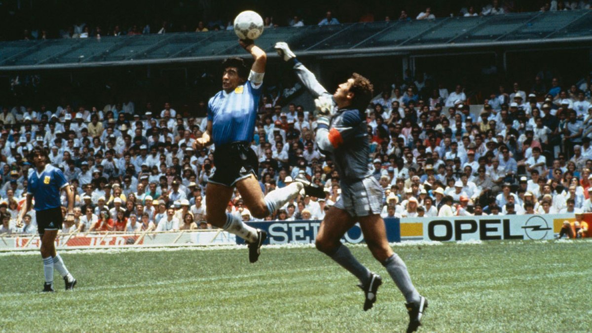 Andres_Burgo's tweet image. Peter Shilton, el arquero que recibió los dos goles más famosos de Maradona en el Argentina-Inglaterra de 1986, subasta su camiseta. Vía @AsifBurhan