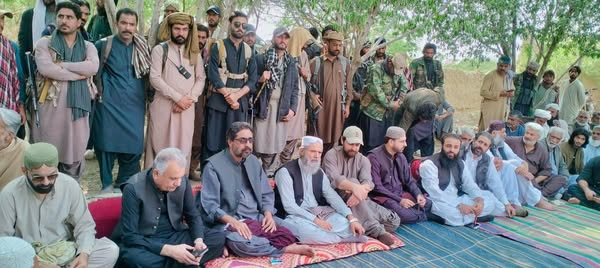 mahtab2010's tweet image. کوئٹہ سے 40 کلومیٹر دور "سنجیدی ڈیگاری" میں جوڑے کے قتل کی FIR کٹ گئی۔ ہائیکورٹ نے نوٹس بھی لے لیا۔
قتل کا فیصلہ سُنانے والا سرار بھی گرفتار ہو گیا۔
عملا یہ کاغذی کاروائی ہی ہو گی۔
اس طرح کے واقعات قبائلی نظام میں معمول کی کاروائی ہیں۔ اس میں صرف ویڈیو وائرل ہو گئی ہے۔