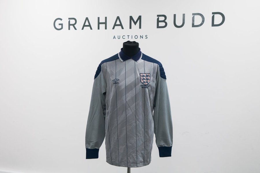 Andres_Burgo's tweet image. Peter Shilton, el arquero que recibió los dos goles más famosos de Maradona en el Argentina-Inglaterra de 1986, subasta su camiseta. Vía @AsifBurhan