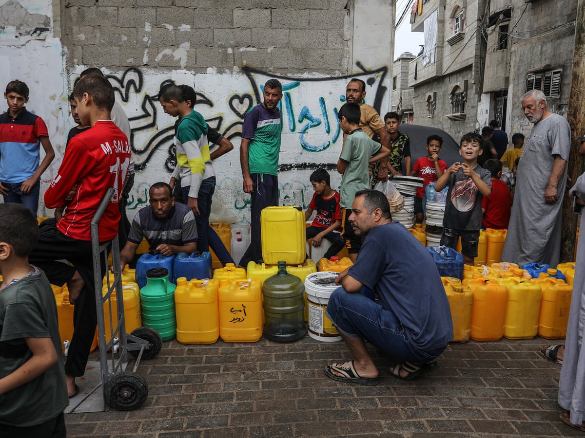 QudsNen's tweet photo. Gaza Municipality:

⭕️ The main desalination plant in northern Gaza City has stopped operating.

⭕️ Gaza City has entered a state of severe thirst after the water pipeline stopped operating.

⭕️ Many areas lack water, and we warn of a humanitarian disaster after most wells stopped working.