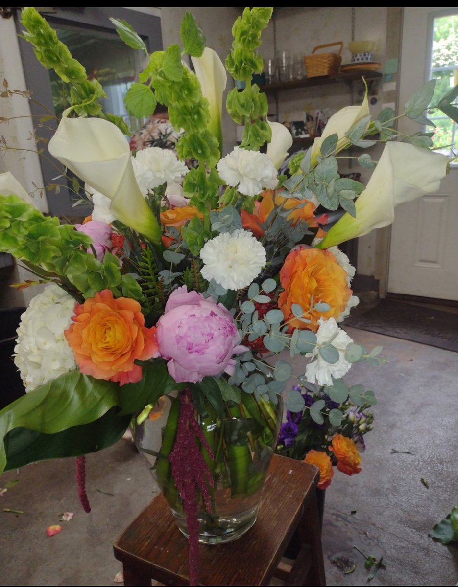 jrcdaisy's tweet image. Saw this on DeppDelusion. How much did LHA receive in the end for her "flowers to Amber" campaign? Is it me, or does this NOT look like $1,000 worth of flowers? Unless bouquets are more expensive in MA, I believe LHA pocketed most of the $$ she "raised for Amber"