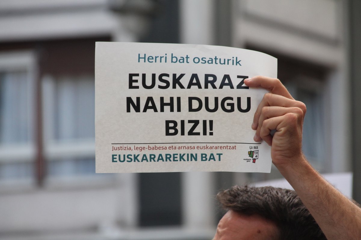 uema_eus's tweet image. Asteburuko elkarretaratzeen albistea osatu, argazki bilduma eguneratu, albistegietan izan duen oihartzuna bideoetan jaso, eta hedabideek argitaratu dutenaren hemeroteka luzea bildu dugu. Hemen guztia: labur.eus/U19-Euskararek… #EuskararekinBat
