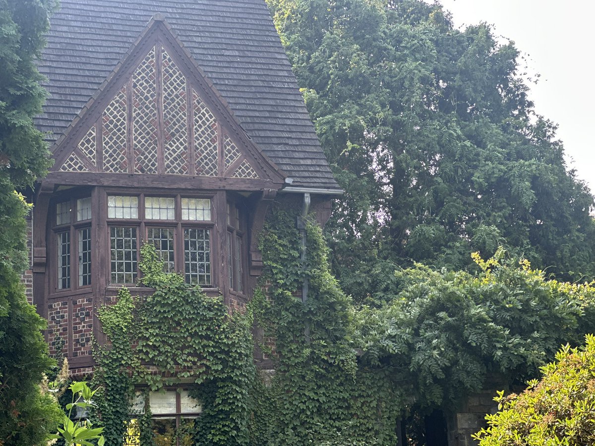 neuroimmune_usp's tweet image. What a beautiful place for a grant writing retreat!!! The Higgins House at WPI!