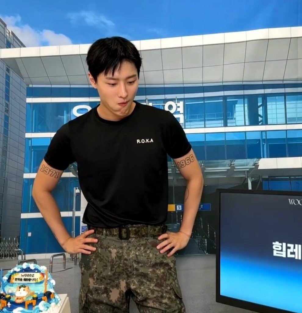 아 쓰읍 안되겟는데?
야 무섟아 이거 좀 옮겨봐라 여기 공간이 안나온다
넵 병장님(….tlqkf)
아 아니다 그건 그대로 두고 저거만 옮기고
후임 알차게 일시키는
선임같네