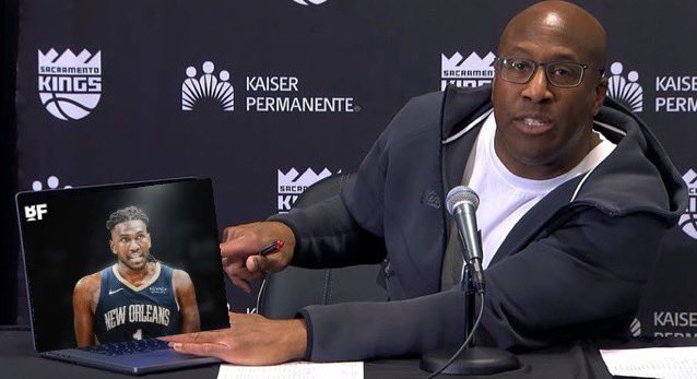 KevonLooneyMuse's tweet image. “This man [Kevon Looney] right here…. This man is the goat”

Mike Brown probably 🔥