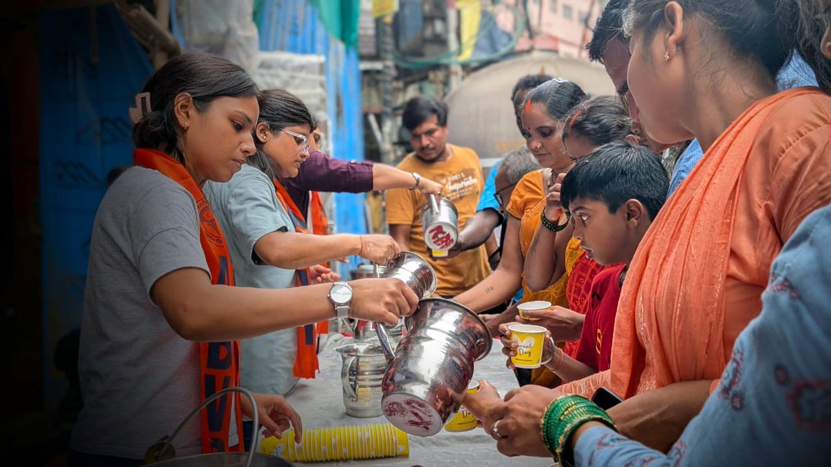 ishaliniverma's tweet photo. नर सेवा ही नारायण सेवा।
वाराणसी महानगर द्वारा सेवार्थ विद्यार्थी के अंतर्गत श्रावण माह के दूसरे सोमवार को श्री काशी विश्वनाथ धाम में दर्शन हेतु आए श्रद्धालुओं को शीतल पेय का वितरण किया गया|
#ABVP
#StudentForSeva https://t.co/z5omUoFC2r