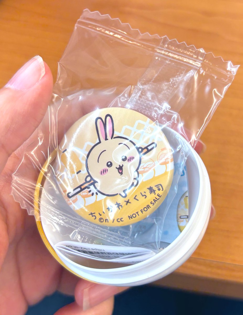 Akimiiiii's tweet image. やっとくら寿司行けました✨ちいかわのビッくらポンのアニメーションが可愛い〜💕うさぎの缶バッジとちいかわのうちわを頂いてほっこりしました☺️✨