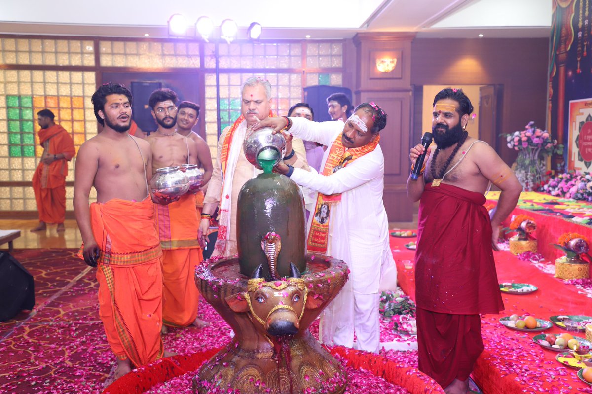 PawanSaiBJP's tweet image. पवित्र सावन माह के द्वितीय सोमवार के शुभ अवसर पर प्रदेश भाजपा कार्यालय,कुशाभाऊ ठाकरे परिसर, रायपुर में शिवनाथ नदी की मिट्टी से निर्मित पार्थिव शिवलिंग का अभिषेक व पूजा-अर्चना कर सभी की खुशहाली की प्रार्थना की ।
भगवान भोलेनाथ सभी की मनोकामनाएँ पूर्ण करें।
।।हर हर महादेव ।।