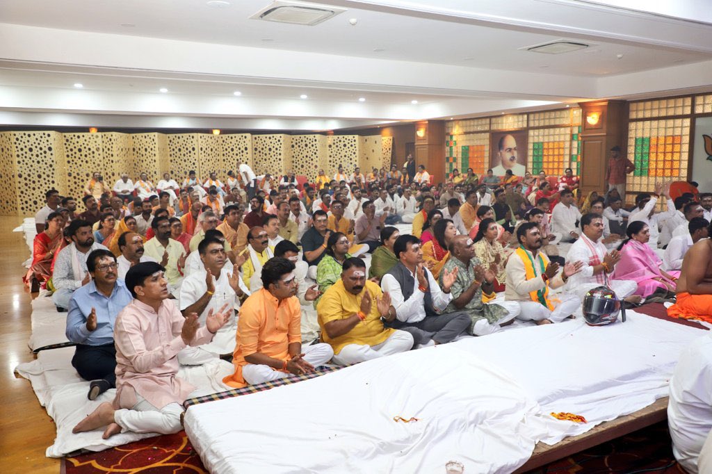 PawanSaiBJP's tweet image. पवित्र सावन माह के द्वितीय सोमवार के शुभ अवसर पर प्रदेश भाजपा कार्यालय,कुशाभाऊ ठाकरे परिसर, रायपुर में शिवनाथ नदी की मिट्टी से निर्मित पार्थिव शिवलिंग का अभिषेक व पूजा-अर्चना कर सभी की खुशहाली की प्रार्थना की ।
भगवान भोलेनाथ सभी की मनोकामनाएँ पूर्ण करें।
।।हर हर महादेव ।।