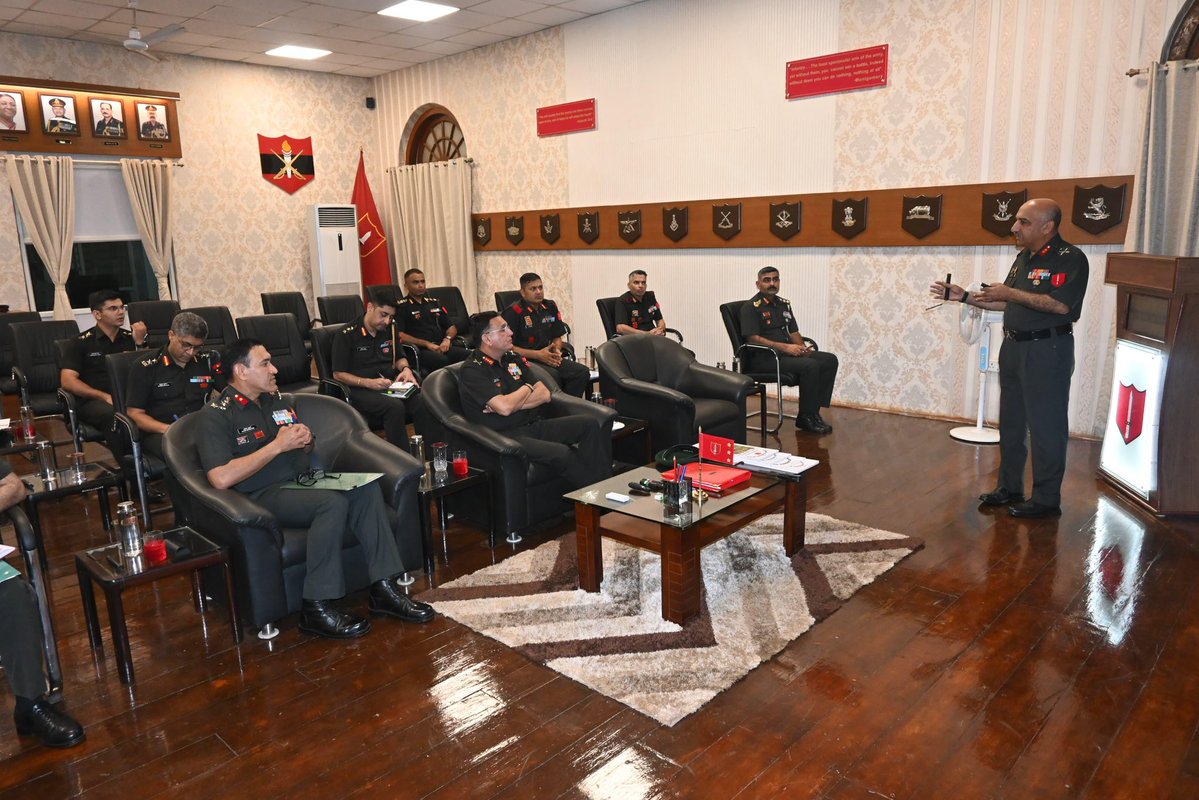 IaSouthern's tweet image. Lt Gen Dhiraj Seth PVSM, AVSM, GOC-in-C, #SouthernCommand, visited the prestigious Junior Leaders Wing (JLW) at #Belagavi Military Station. He was briefed by Commandant, JLW on training modules designed to develop combat skills, leadership qualities, and stress endurance in…