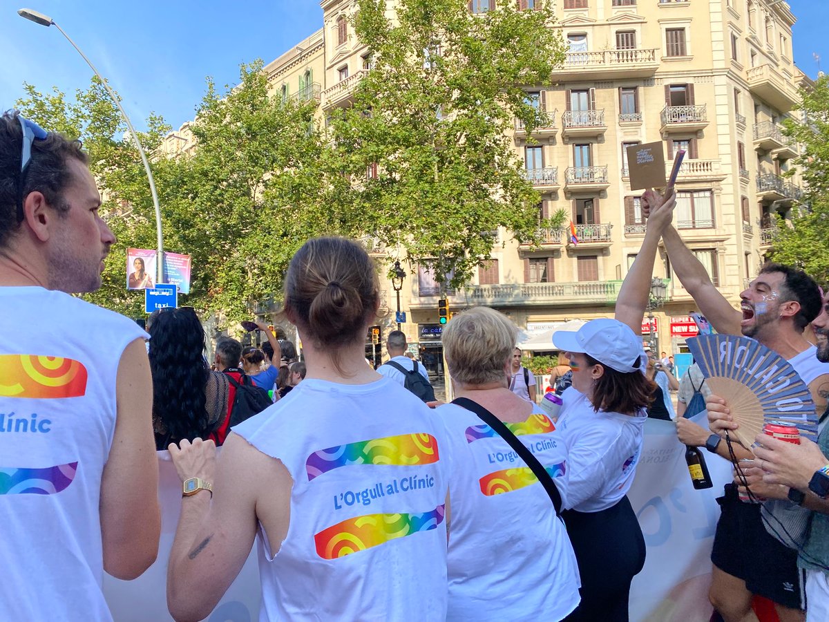 hospitalclinic's tweet image. 🏳️🌈 Dissabte passat representants del grup #Queer #Clínic van participar al #PrideBCN per donar veu i visibilitat al col·lectiu #LGBTIQA+ de l’hospital
🌈 Sabies que des de fa uns mesos el Clínic compta amb aquest grup pioner? S’ha creat per abordar les necessitats específiques…