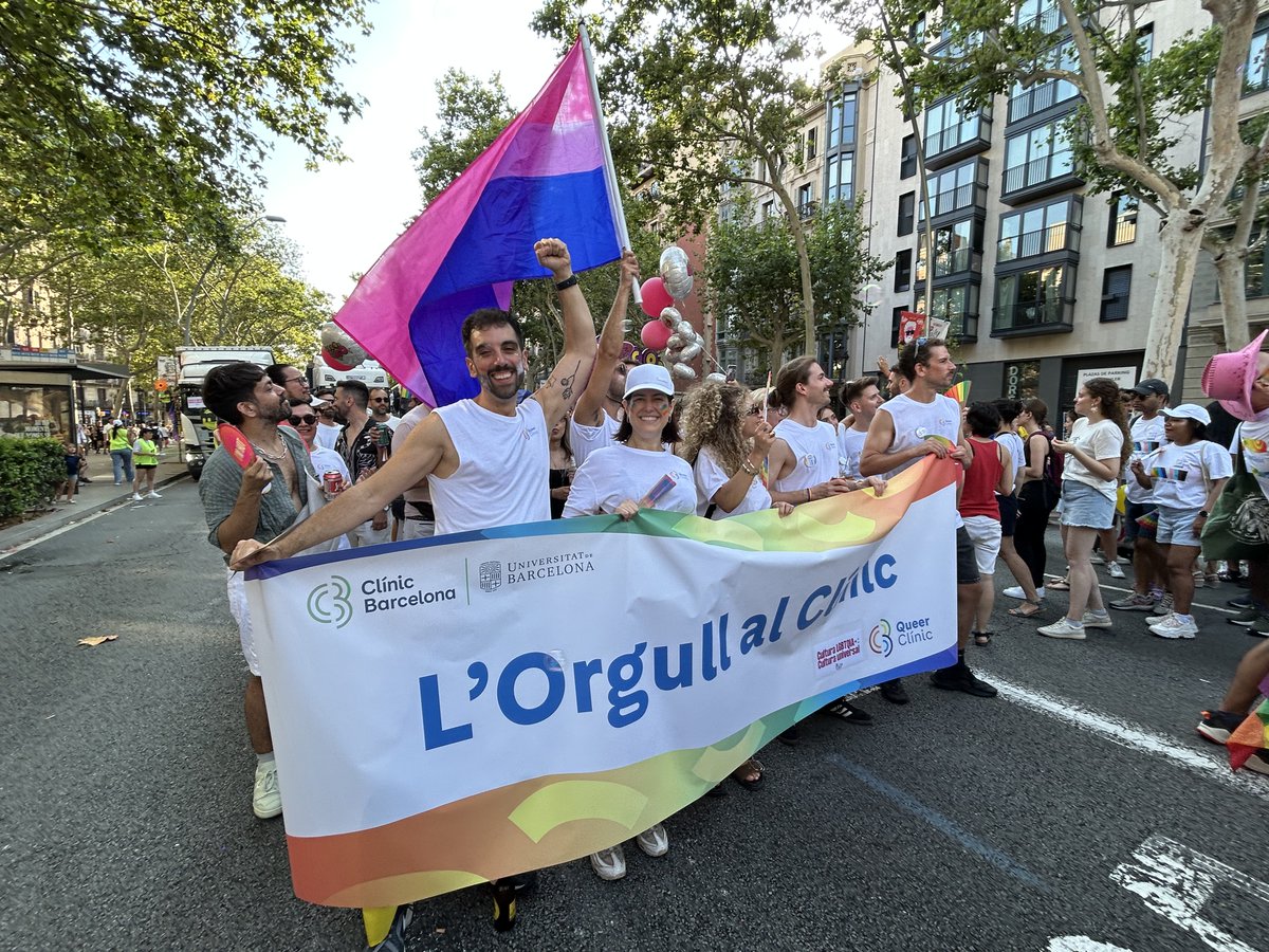 hospitalclinic's tweet image. 🏳️🌈 Dissabte passat representants del grup #Queer #Clínic van participar al #PrideBCN per donar veu i visibilitat al col·lectiu #LGBTIQA+ de l’hospital
🌈 Sabies que des de fa uns mesos el Clínic compta amb aquest grup pioner? S’ha creat per abordar les necessitats específiques…