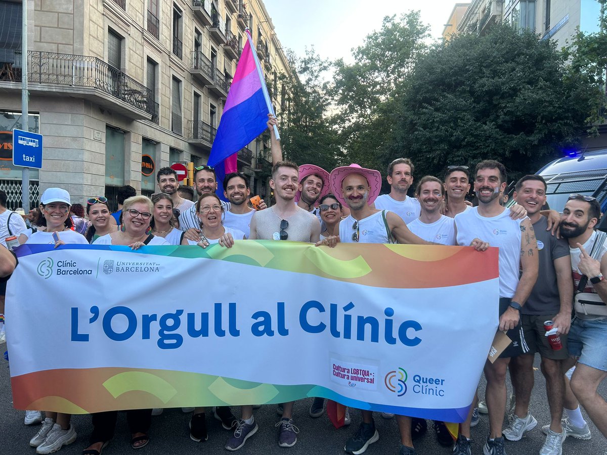 hospitalclinic's tweet image. 🏳️🌈 Dissabte passat representants del grup #Queer #Clínic van participar al #PrideBCN per donar veu i visibilitat al col·lectiu #LGBTIQA+ de l’hospital
🌈 Sabies que des de fa uns mesos el Clínic compta amb aquest grup pioner? S’ha creat per abordar les necessitats específiques…