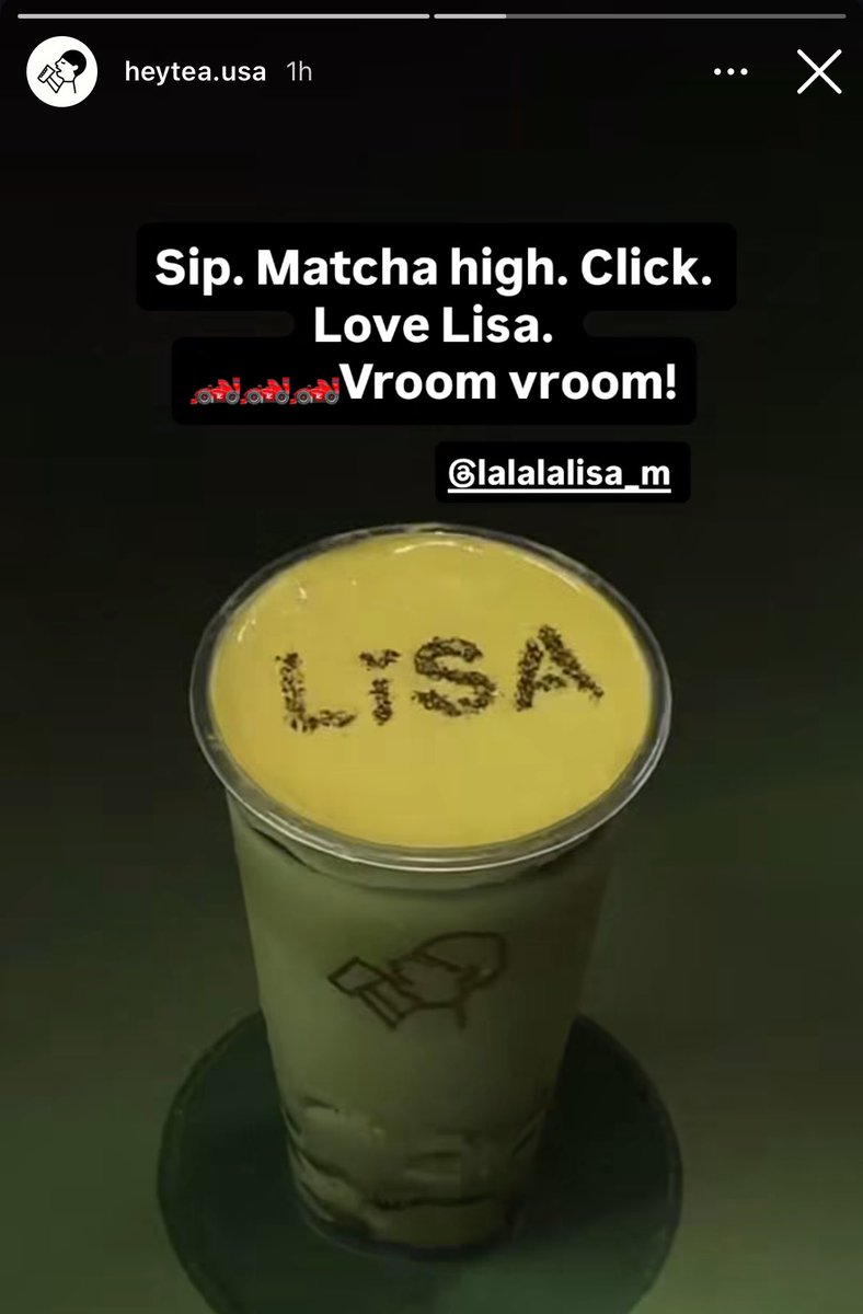 ลิซ่าอัพไอจีปกติ ซื้อชาเขียวมากินแล้วตั้งไว้บนรถเฉยๆไม่ได้จะโฟกัสโลโก้แบรนด้วย คนก้ตามไปซื้อจนออเดอร์ล้น ตั้งแต่ชาไทยละ ลิซ่ากินอะไรคนก้หาไปกินตาม(ไม่ว่าจะอยู่ประเทศไหน) ละเป็นมาหลายปีแล้วอะ นึกภาพถ้าลิซ่าเปิดคาเฟ่ หรือร้านอะไรสักอย่าง ออเดอร์จะระเบิดขนาดไหน😂*2รูปนี้ร้านเป็นคนลง