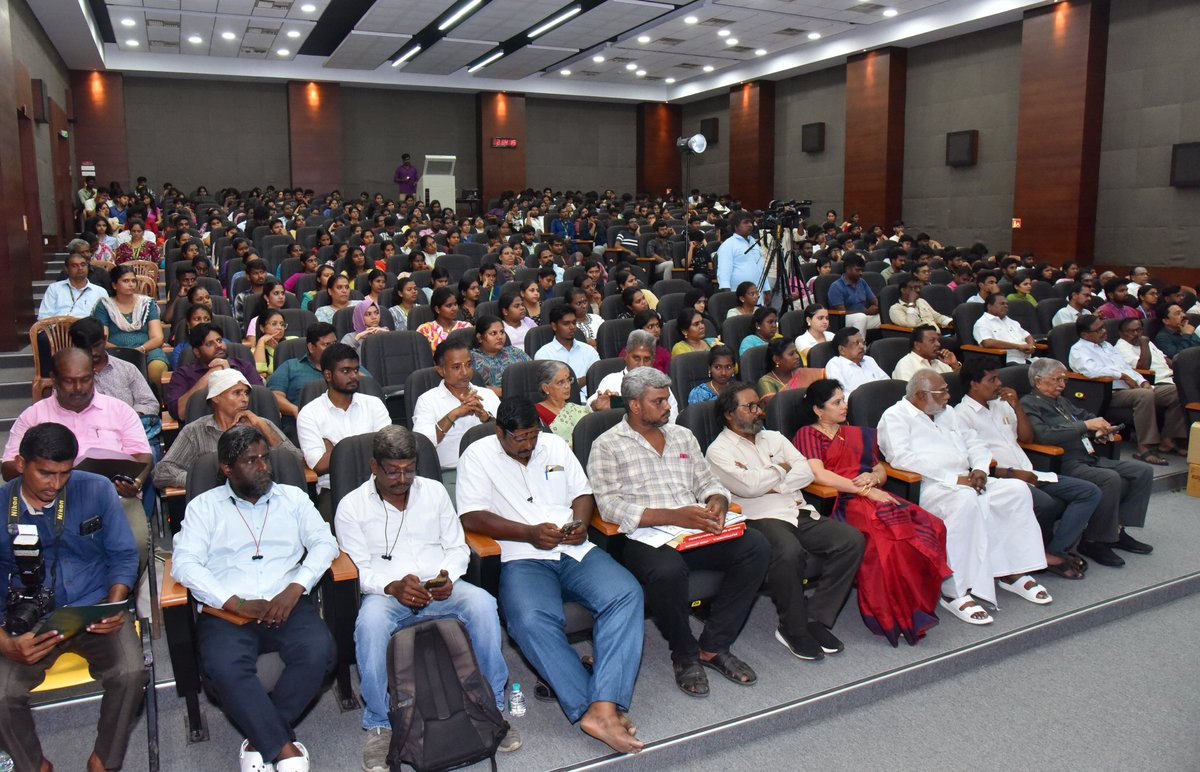 மறை தி.தாயுமானவன் அவர்களின், "மறைமலை அடிகளாரின் நாட்குறிப்பேடு" நூல் வெளியீட்டு விழா சென்னை VIT பல்கலைக்கழக அரங்கில், வி.ஐ.டி வேந்தர் முனைவர் கோ.விசுவநாதன் அவர்களின் தலைமையில் நடைபெற்றது. விழாவில் பங்கேற்று "தமிழ் இயக்கமும் - திராவிட இயக்கமும்" எனும் பொருளில் உரையாற்றினேன்.