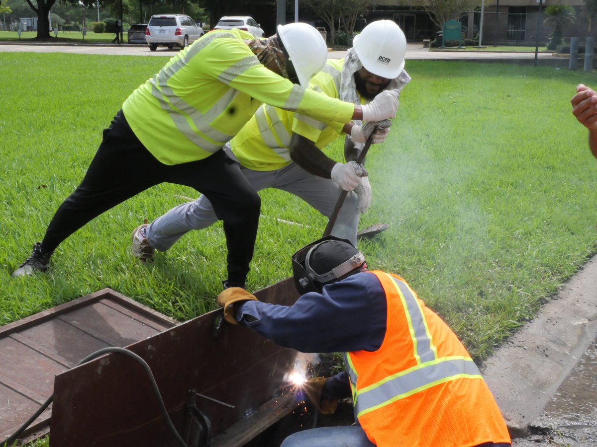 La_DOTD's tweet image. New Orleans area crews repair a storm drain on LA 428/Gen. Meyer Ave. in Algiers.