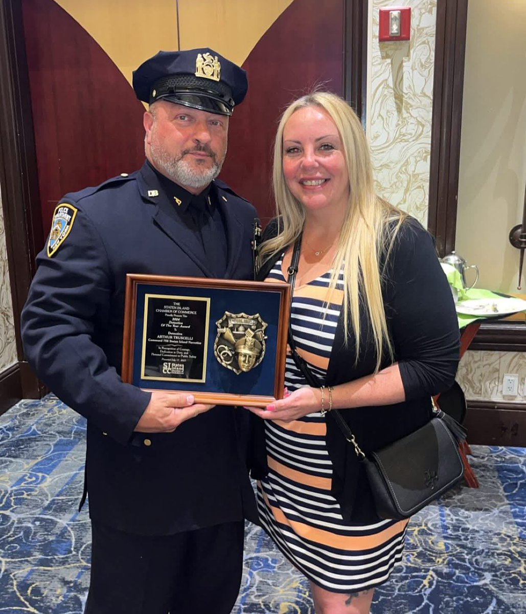 NYCPDDEA's tweet image. Congratulations to Detective Arthur Truscelli of Narcotics Borough Staten Island on being named “Detective of the Year” by the Staten Island Chamber of Commerce!
Det. Truscelli led “Operation Shady Business,” a major investigation targeting drug trafficking and financial crimes…