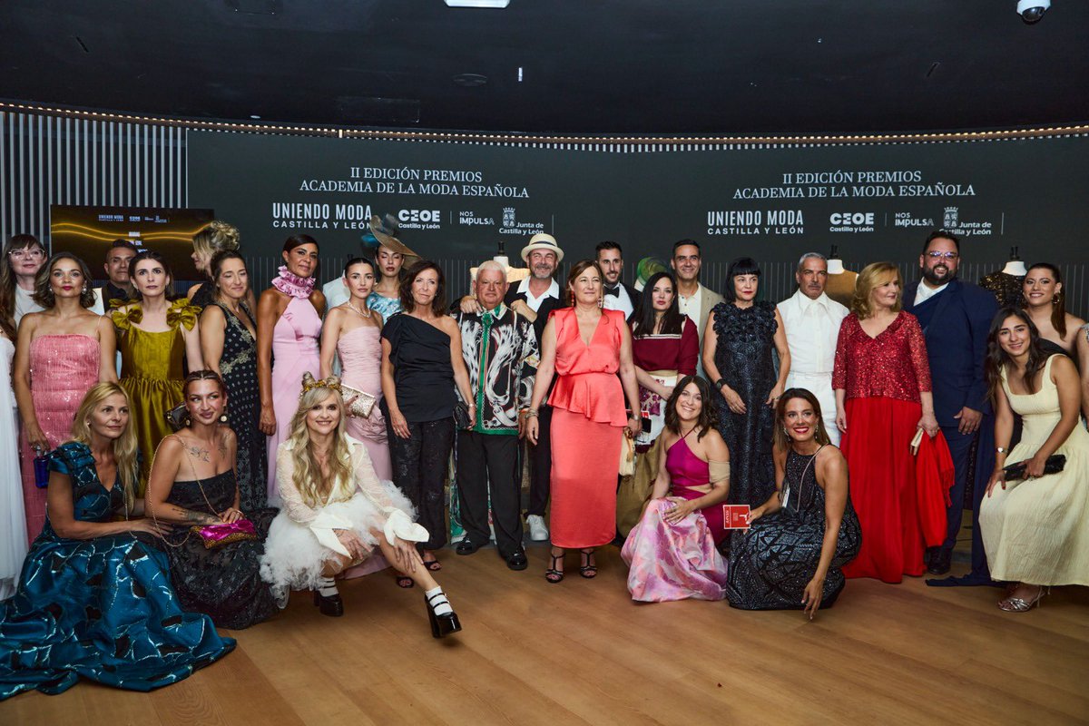 uniendomoda_cyl's tweet image. Así fue el showroom que atrajo todas las miradas en los #PremiosModaRTVE.Un espacio donde la #moda de #cyl brilló en @fernangomezCCV con creaciones de:@barolucasbl,@felycampo,#SilviaFernandez, #JoseMartinAltaCostura y #PabloyMayaya.Proyecto #UniendoModaCyL de @ceoe_cyl y la @jcyl